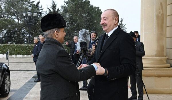 Prezident Pakistanın baş nazirini qarşıladı 